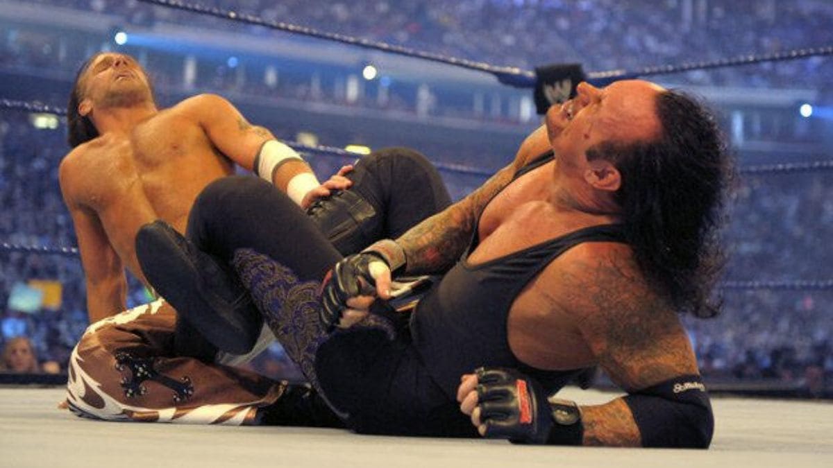 The Undertaker vs. Shawn Michaels (WrestleMania XXV) HBK puts Undertaker in a figure-four leglock at WrestleMania XXV